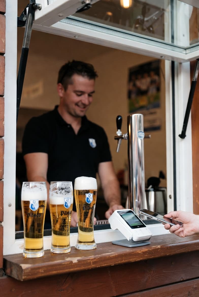 FSG Chattengau: Bargeldlos am Verkaufsfenster – drei frisch gezapfte Biere und ein Kunde zahlt kontaktlos mit dem Smartphone